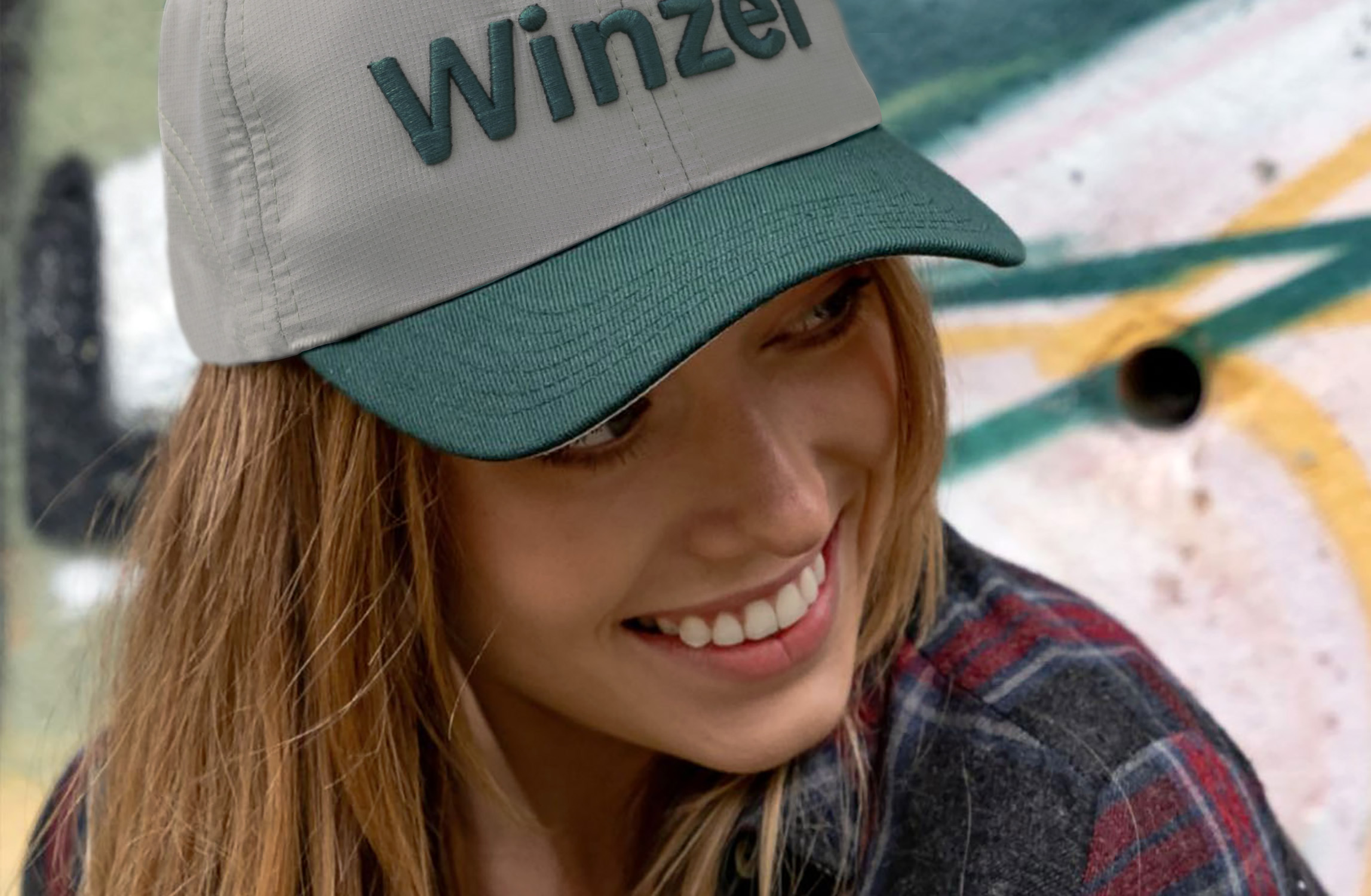 : Junge Frau trägt eine nachhaltige Cap mit Logo Winzer